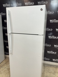 [89684] Ge Used Refrigerator Top and Bottom 28x66 1/2”