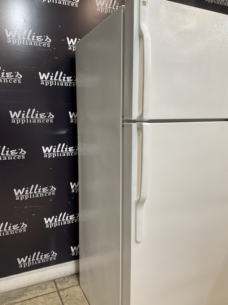 Ge Used Refrigerator Top and Bottom 28x67 1/2” (White) 