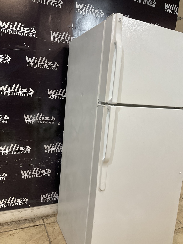 Ge Used Refrigerator Top and Bottom 28x67 (White) 