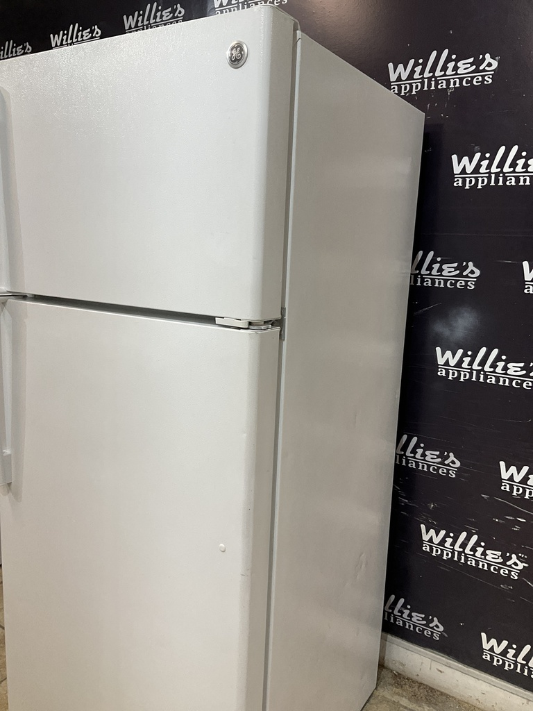 Ge Used Refrigerator Top and Bottom 28x64 1/2” (White) 