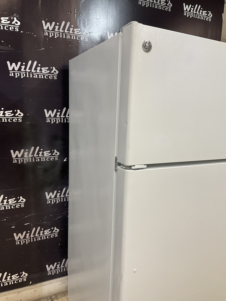 Ge Used Refrigerator Top and Bottom 28x61 (White) 