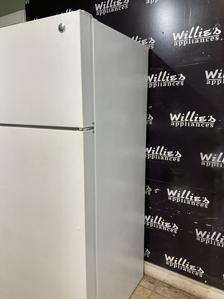 Ge Used Refrigerator Top and Bottom 28x67 1/2” (White) 