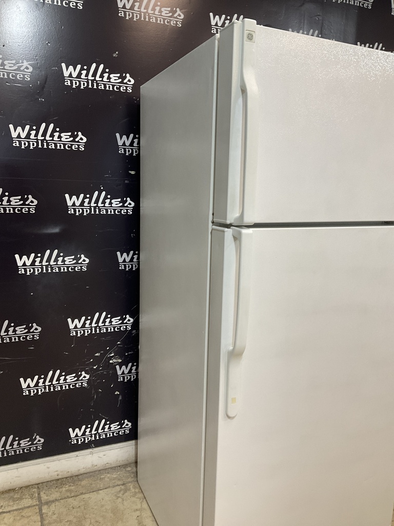Ge Used Refrigerator Top and Bottom 28x67 1/2” (White) 