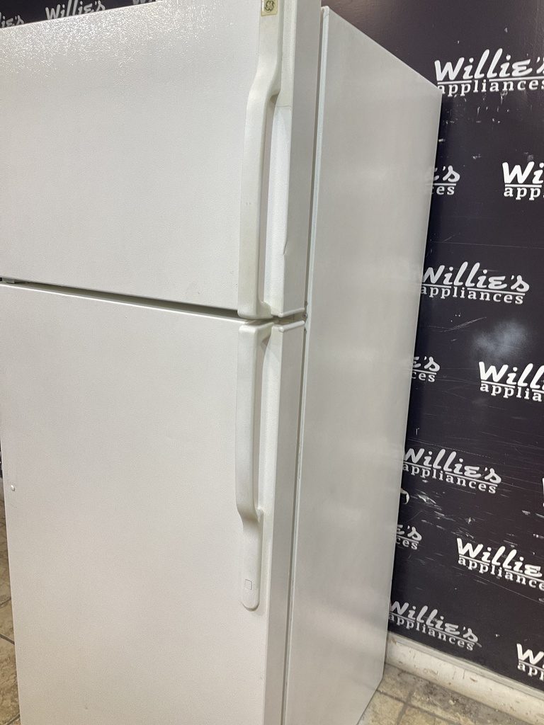 Ge Used Refrigerator Top and Bottom 28x67 1/2’ (White) 