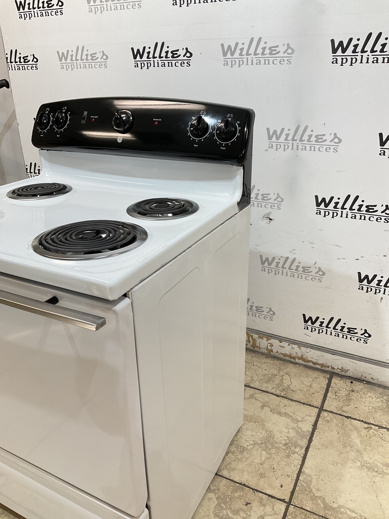 Ge Used Electric Stove 220volts (40/50 AMP) 30inches {no cord} (White/Black) 