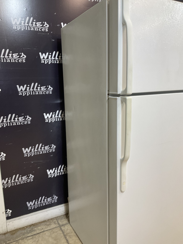 Ge Used Refrigerator Top and Bottom 28x67 1/2” (White) 