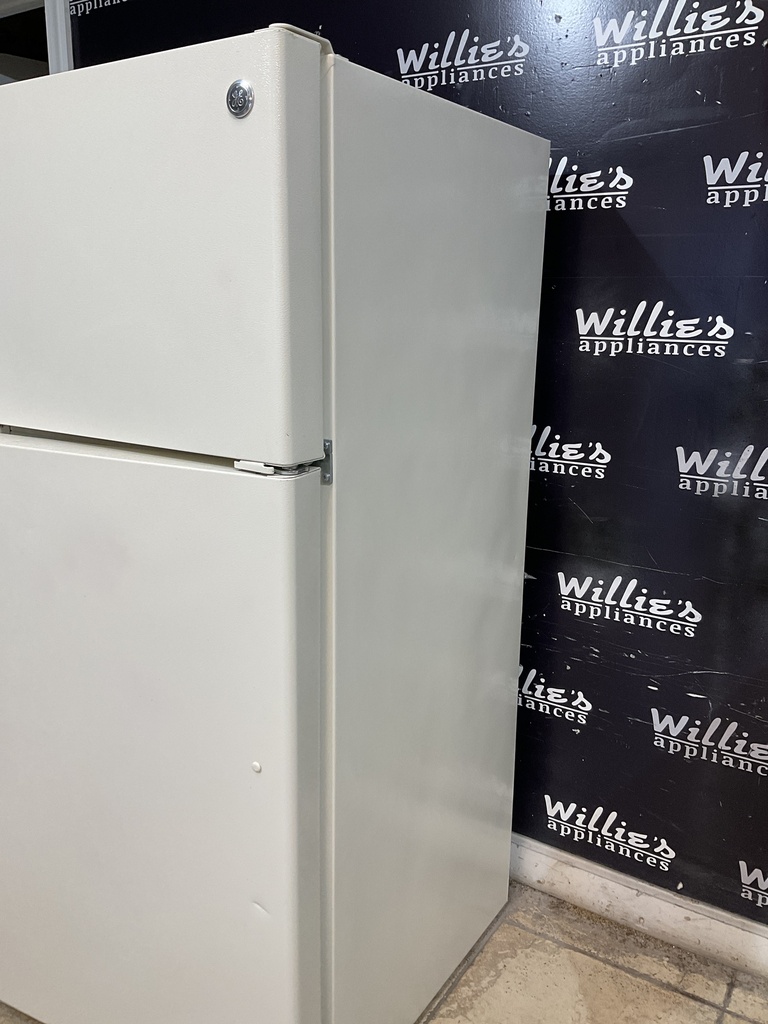Ge Used Refrigerator Top and Bottom 28x61 (Bisque) 