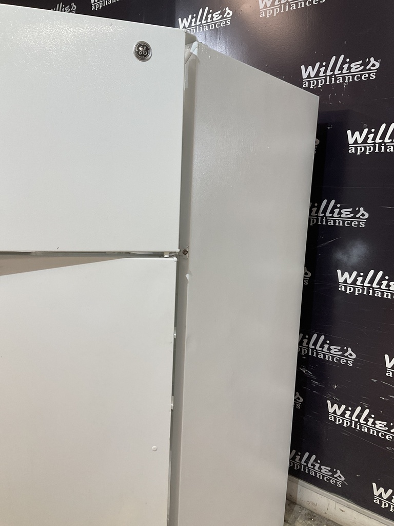 Ge Used Refrigerator Top and Bottom 28x64 1/2” (White) 