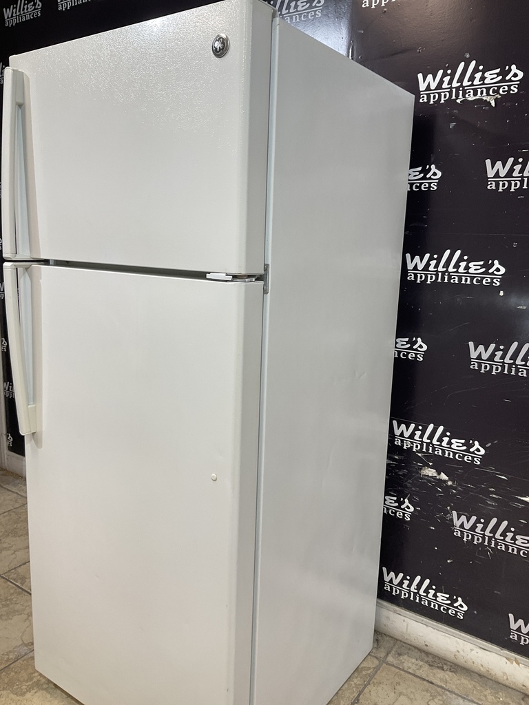 Ge Used Refrigerator Top and Bottom 28x67 (White) 