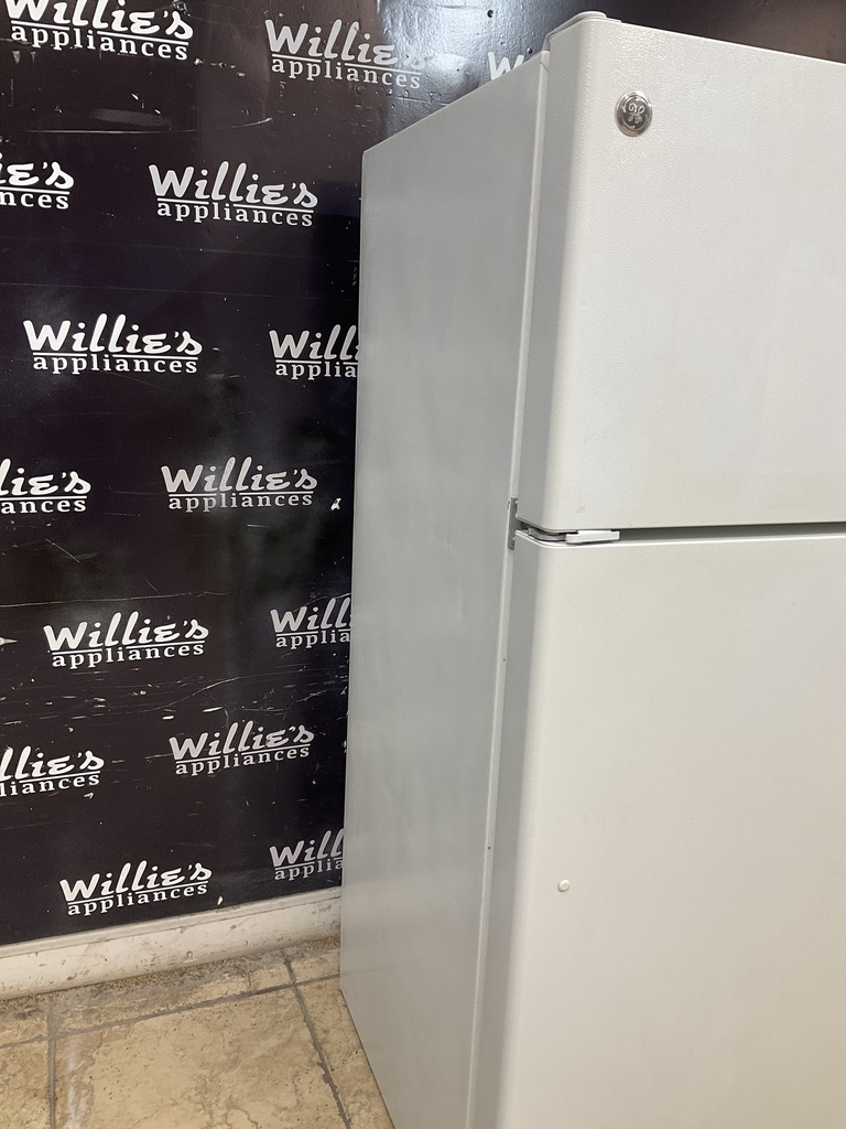 Ge Used Refrigerator Top and Bottom 28x61 (White)