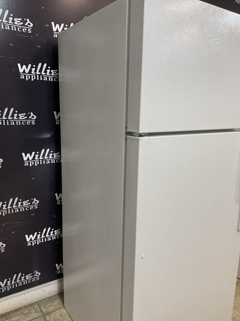 Ge Used Refrigerator Top and Bottom 28x67 1/2” (White)