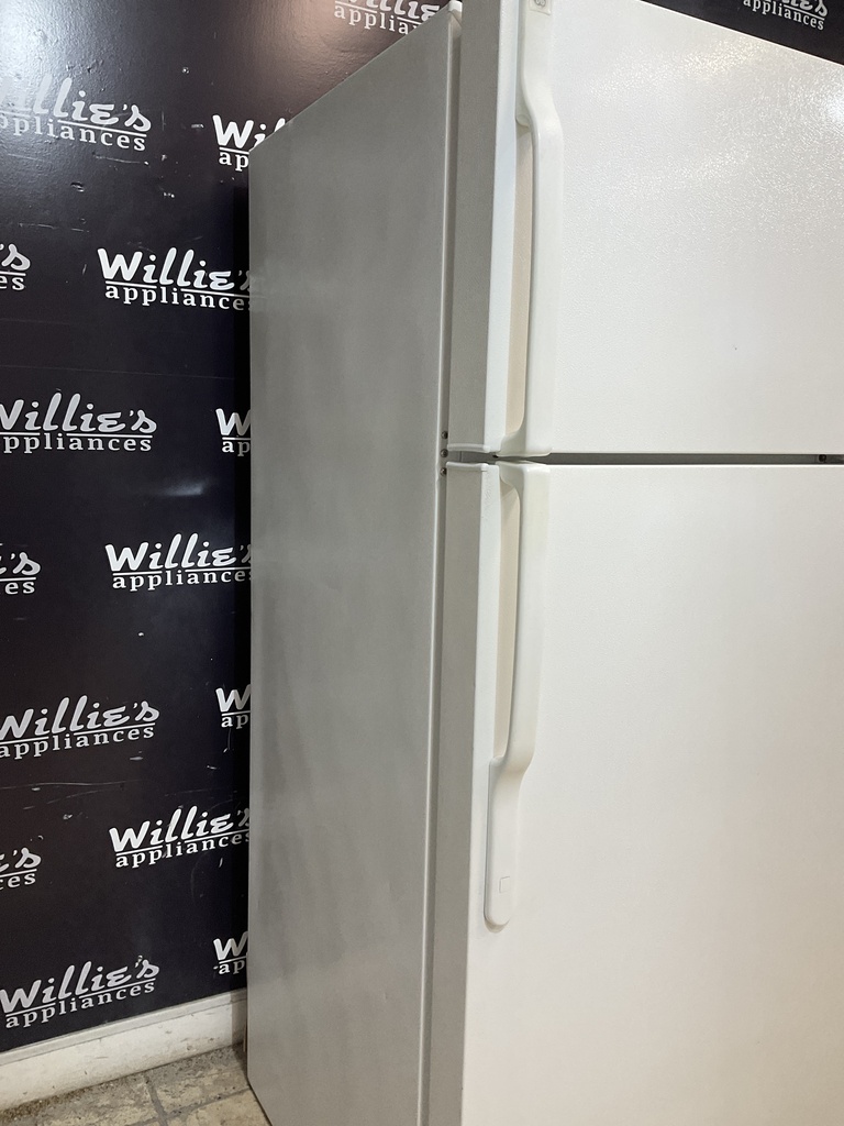 Ge Used Refrigerator Top and Bottom 28x67 1/2” (White) 