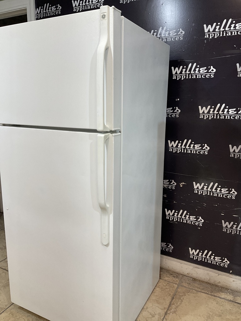 Ge Used Refrigerator Top and Bottom 28x64 1/2” (White) 