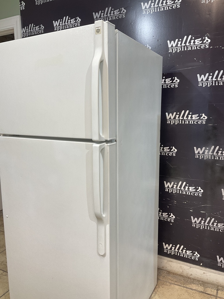 Ge Used Refrigerator Top and Bottom 28x65 1/2” (White) 