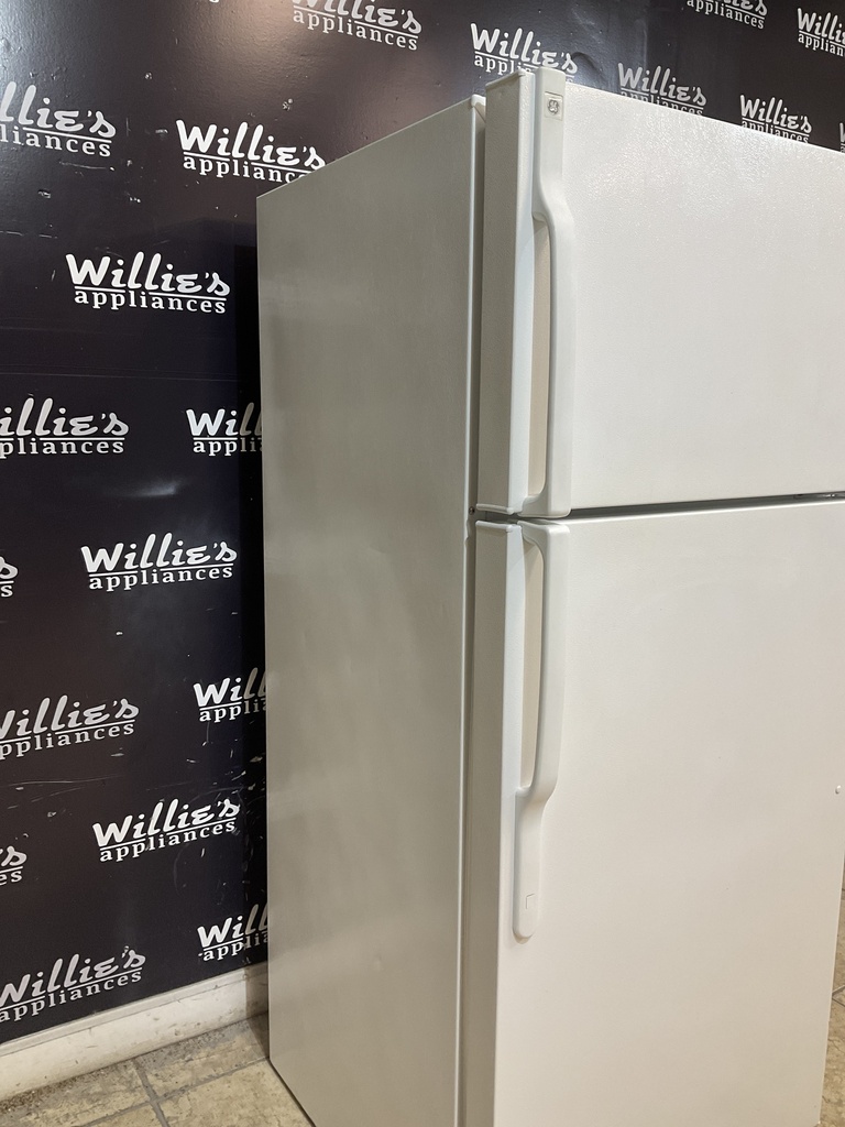 Ge Used Refrigerator Top and Bottom 28x64 1/2” (White)
