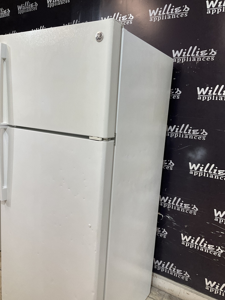 Ge Used Refrigerator Top and Bottom 28x67” (White) 