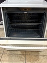 Ge Used Electric Stove 220volts (40/50 AMP) 30inches {3 prong} (White) 