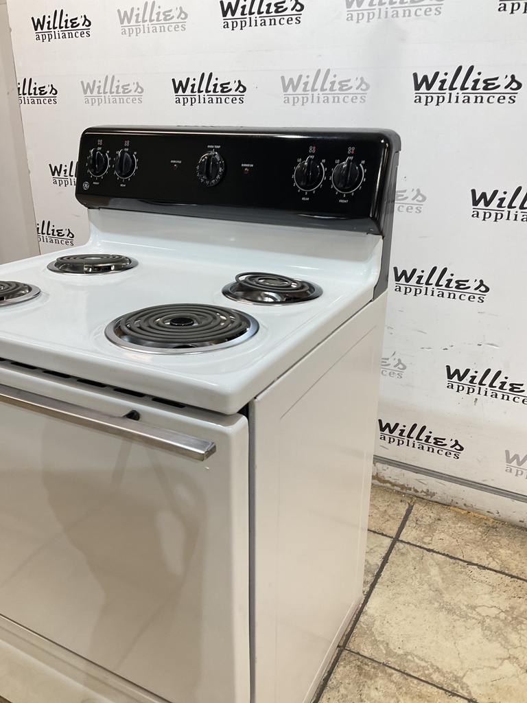 Ge Used Electric Stove 220 volts (40/50 AMP) 30inches {no cord} (White/Black) 