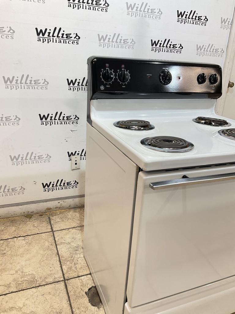 Ge Used Electric Stove 220 volts (40/50 AMP) 30inches {no cord} (White/Black) 