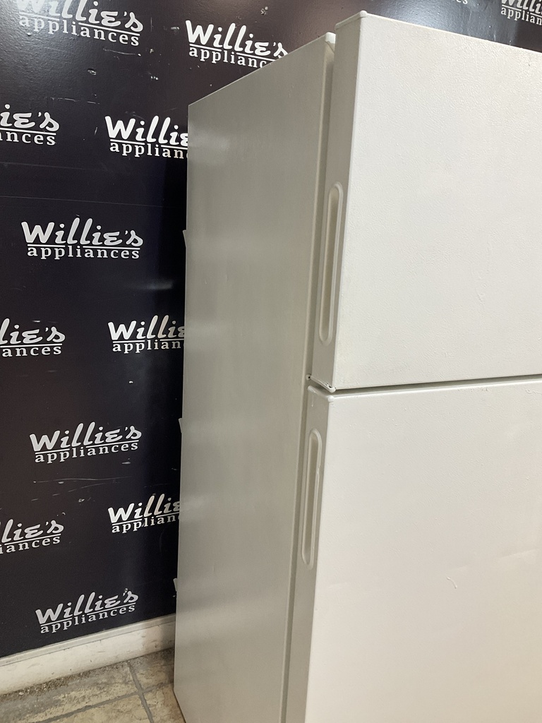 Hotpoint Used Refrigerator Top and Bottom 28x61 1/2” (White) 