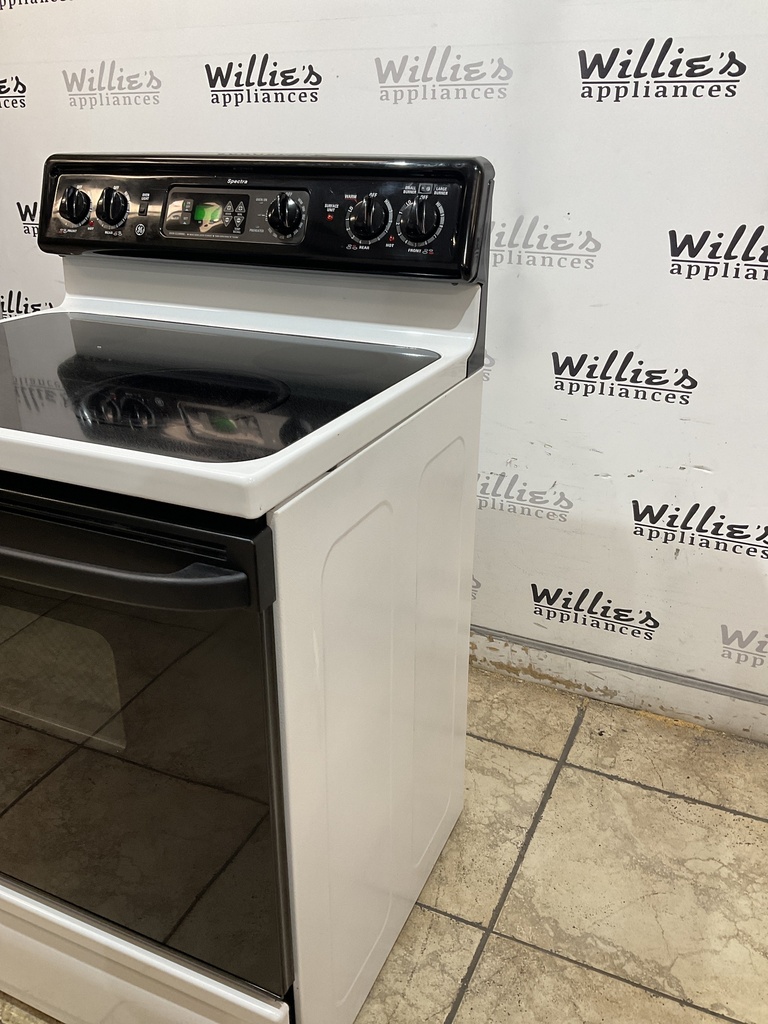 Ge Used Electric Stove 220volts (40/50 AMP) 30inches {no cord} (White/Black) 