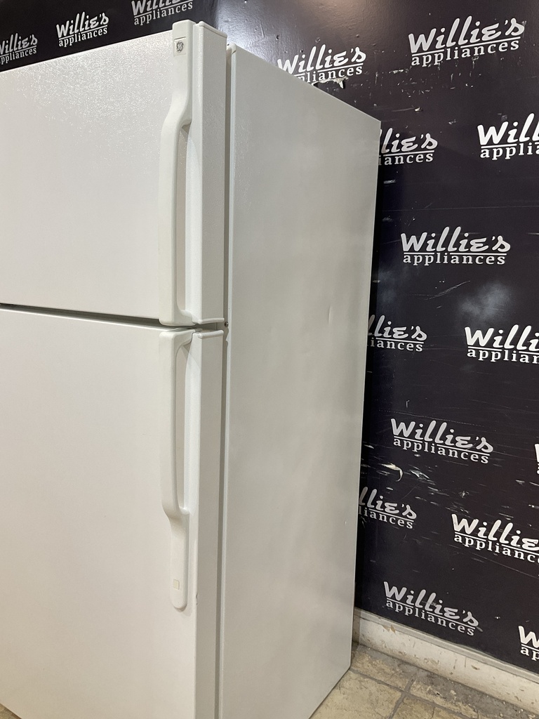Ge Used Refrigerator Top and Bottom 28x61 1/2” (White) 