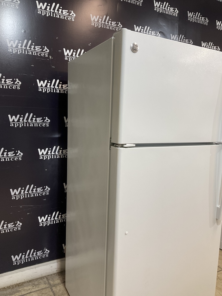 Ge Used Refrigerator Top and Bottom 28x64 (White) 