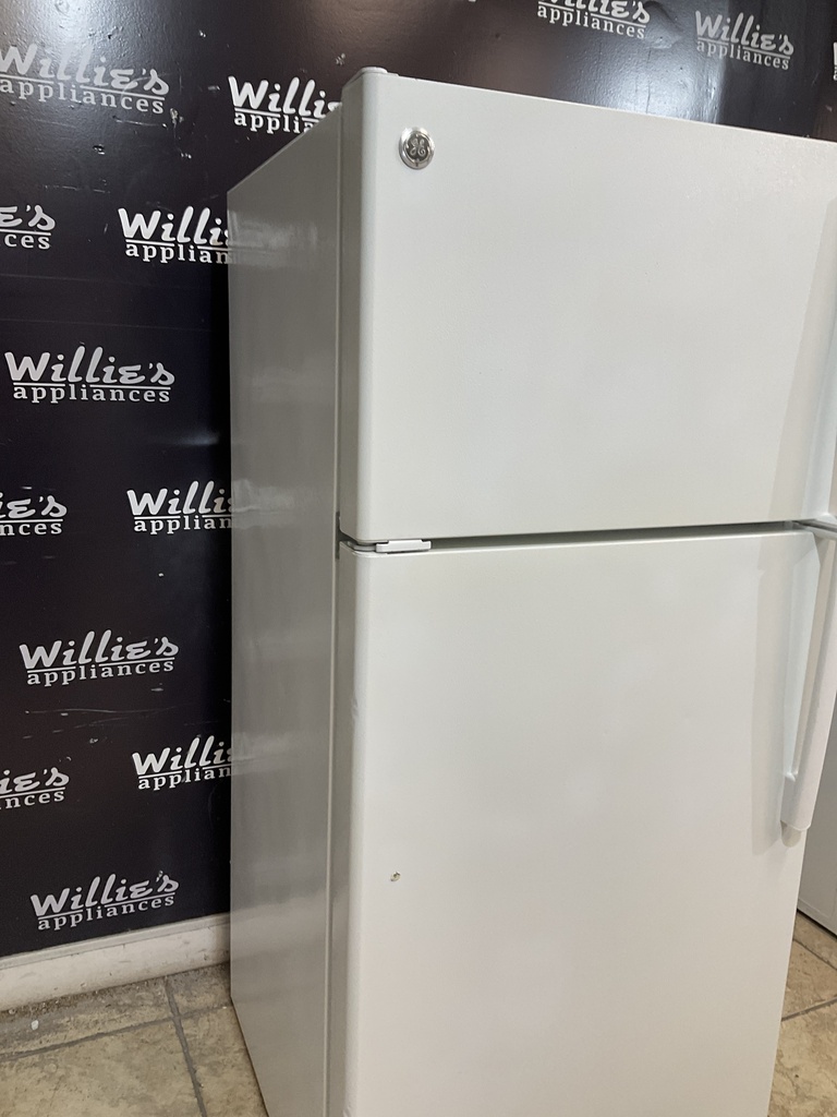Ge Used Refrigerator Top and Bottom 28x61 1/2” (White) 