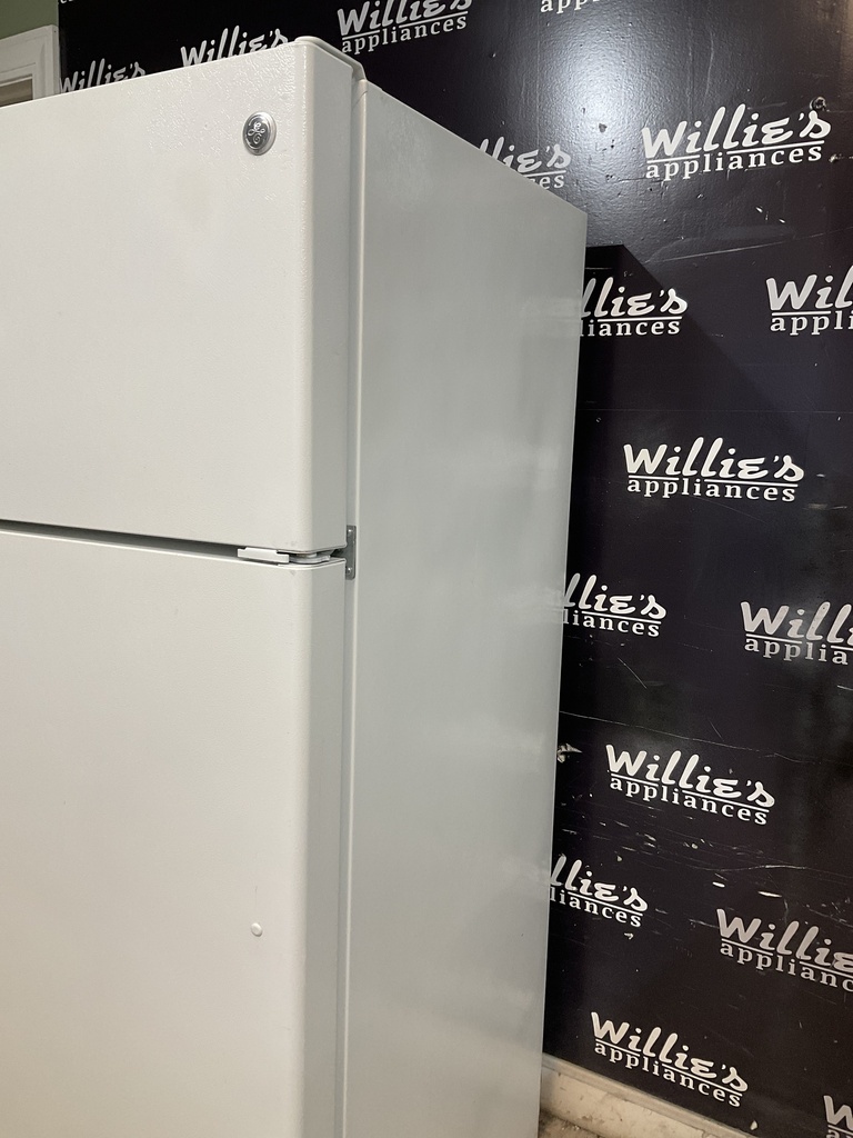 Ge Used Refrigerator Top and Bottom 28x64 1/2” (White)