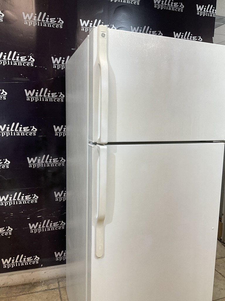 Ge Used Refrigerator Top and Bottom 28x67 1/2” 