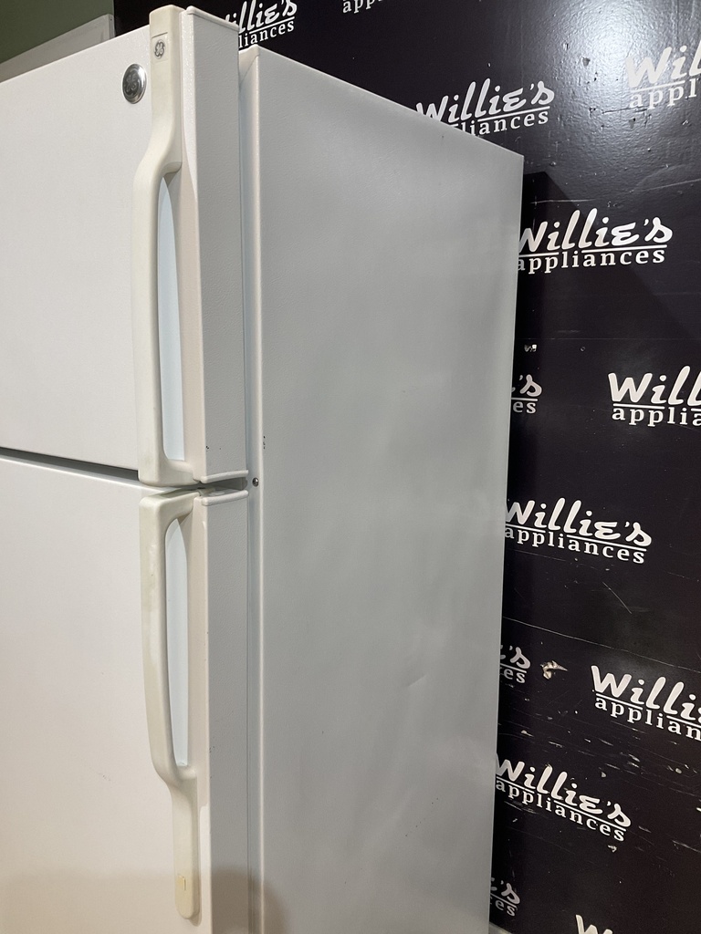 Ge Used Refrigerator Top and Bottom 28x64 1/2” (White)