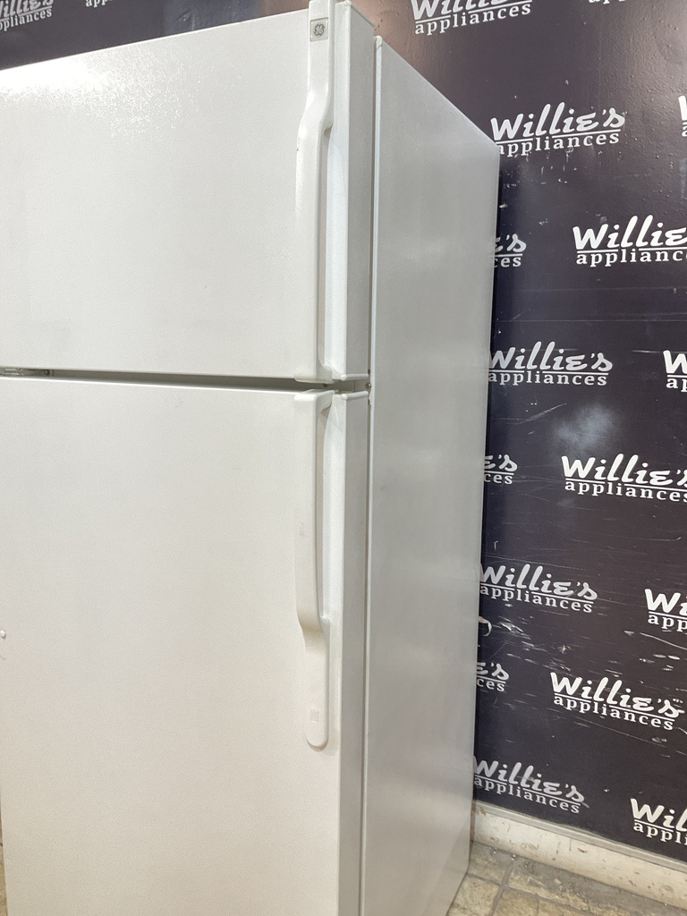 Ge Used Refrigerator Top and Bottom 28x67 1/2” (White) 