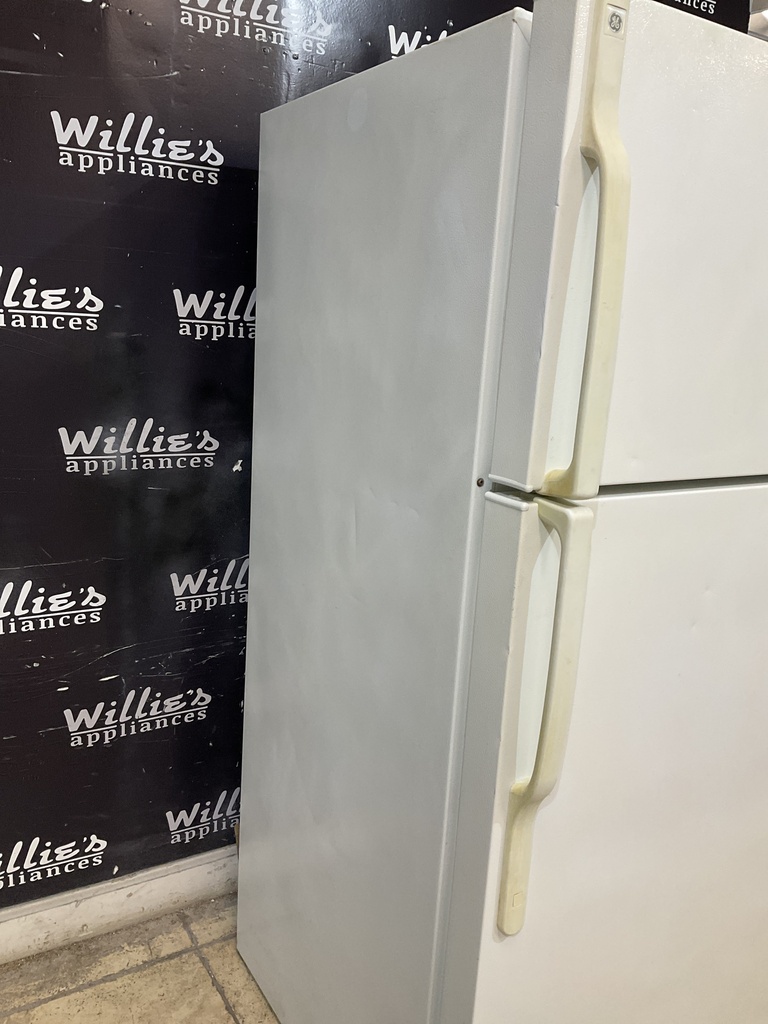 Ge Used Refrigerator Top and Bottom 28x62 ( White) 