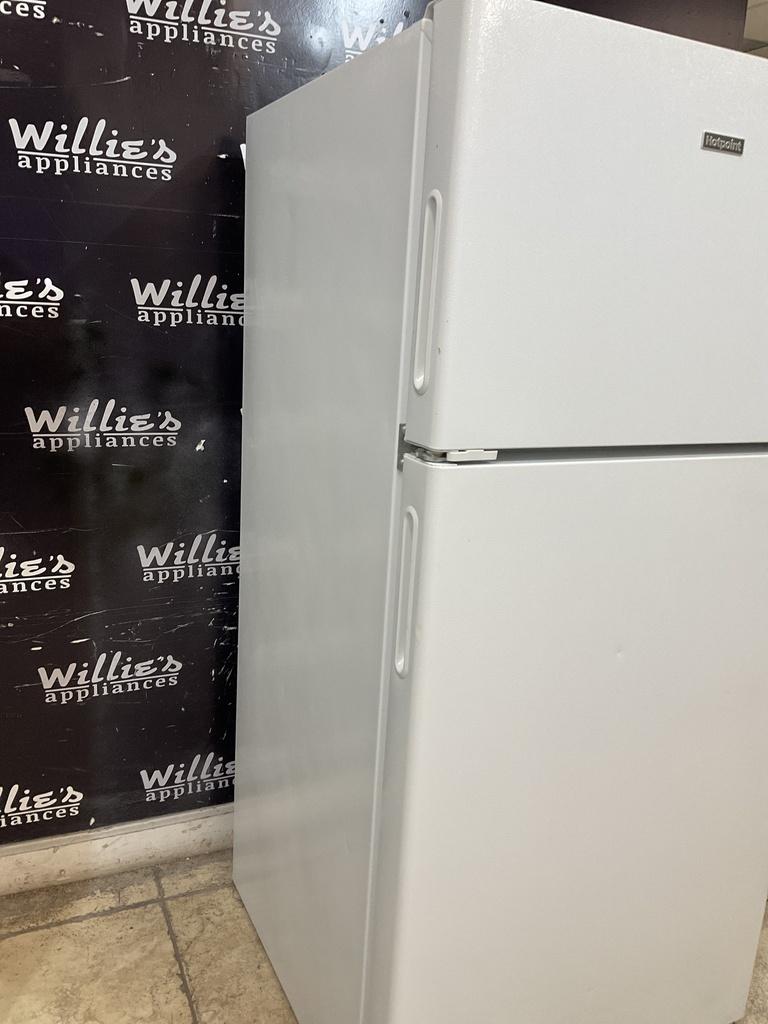 Hotpoint Used Refrigerator Top and Bottom 28x61 1/2” (White)