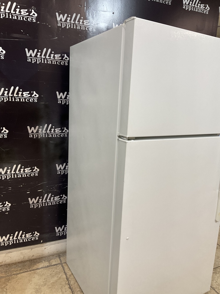 Ge Used Refrigerator Top and Bottom 28x61 1/2” (white) 