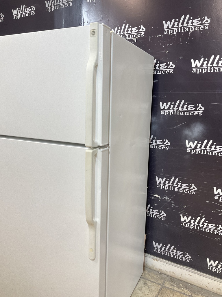 Ge Used Refrigerator Top and Bottom 28x61 1/2” (white) 