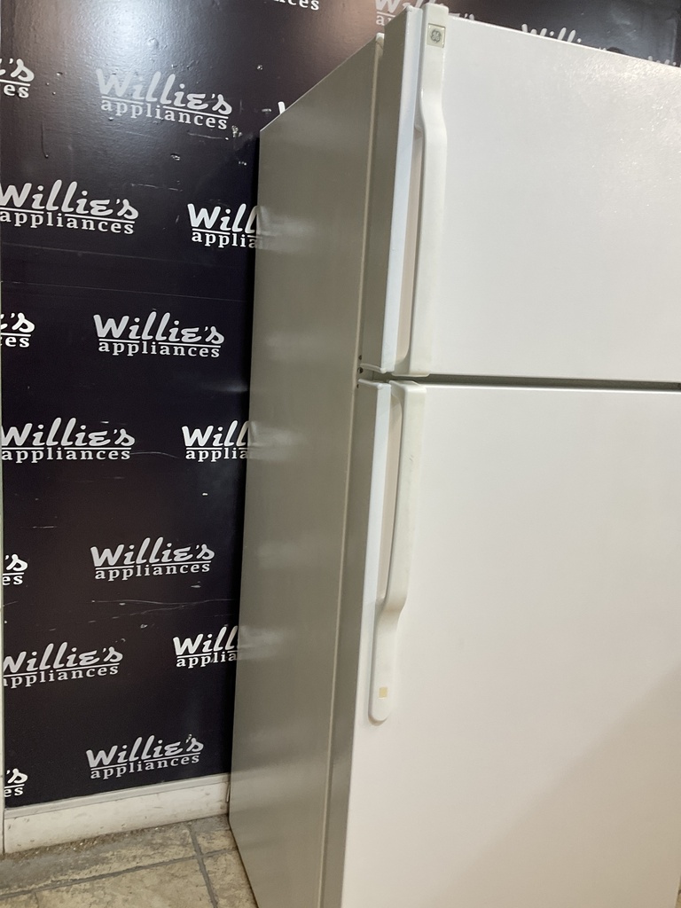 Ge Use Refrigerator Top and Bottom 28x67 1/2” (White)