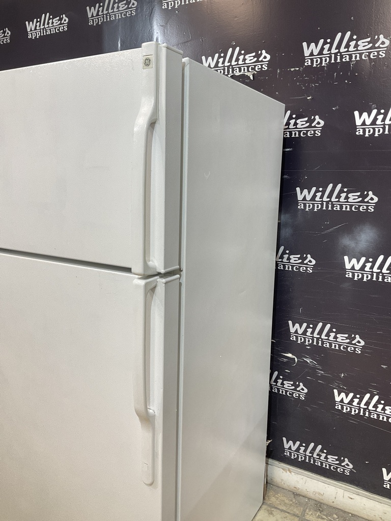 Ge Used Refrigerator Top and Bottom 28x61 1/2” (White)