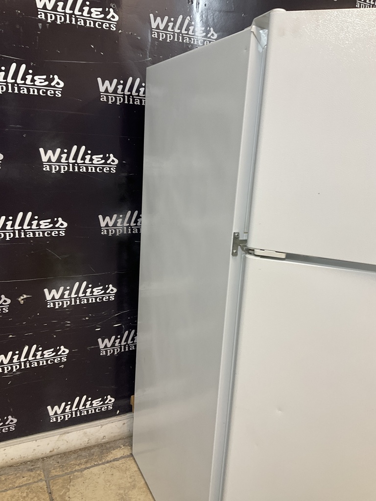 Hotpoint Used Refrigerator Top and Bottom 28x61 (White) 