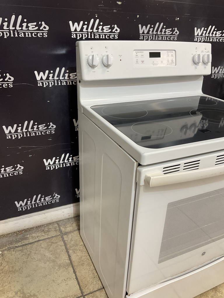 Ge Used Electric Stove 220volts (40/50 AMP) 30inches {4 prong} (white) 