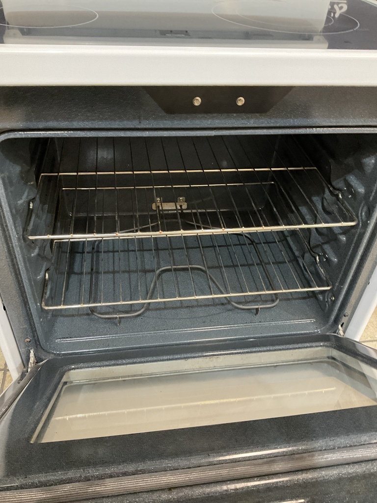 Ge Used Electric Stove 220volts (40/50 AMP) 30inches {4 prong} (white) 