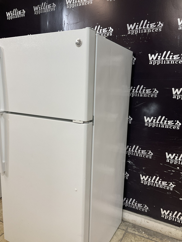 Ge Used Refrigerator Top and Bottom 28x61 1/2” (white) 