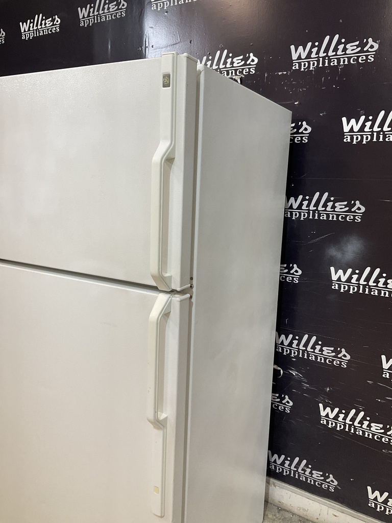 Ge Used Refrigerator Top and Bottom 28x61 1/2” (White) 