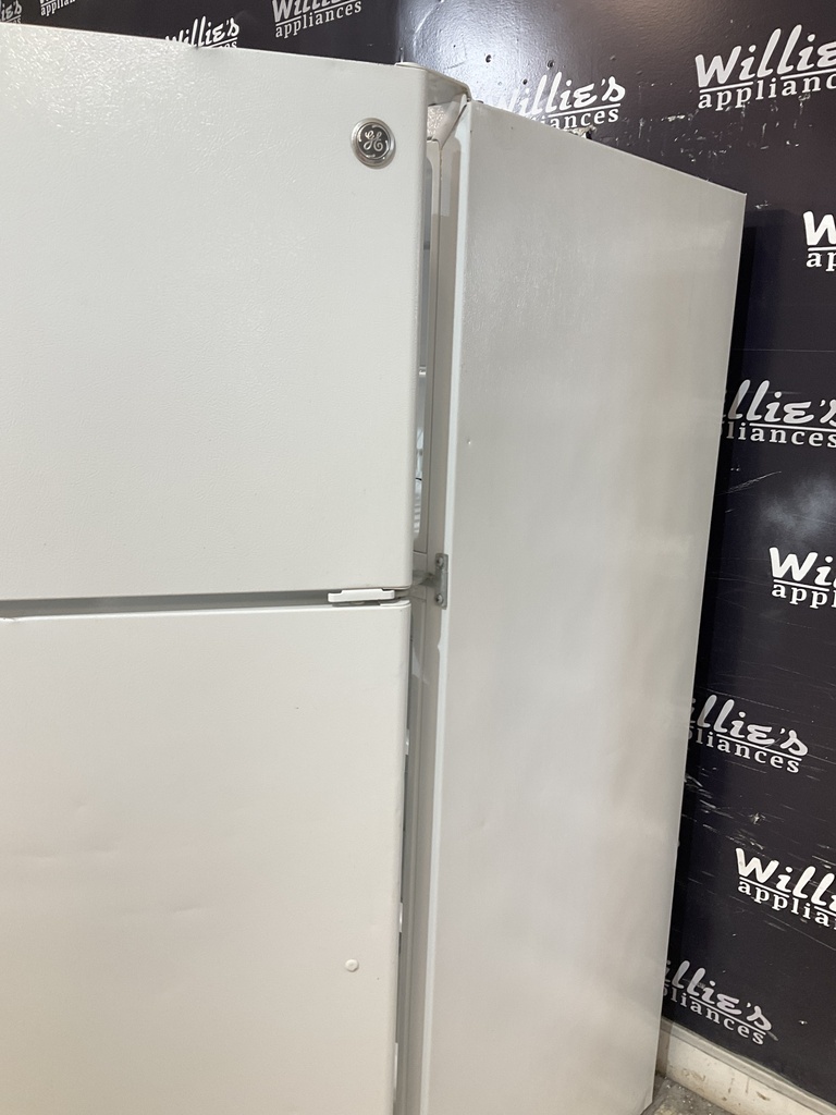 Ge Used Refrigerator Top and Bottom 28x61 1/2” (White) 
