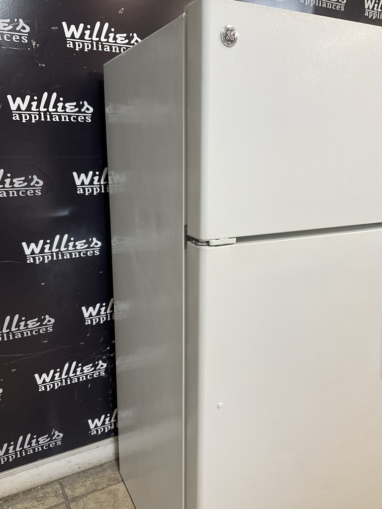 Ge Used Refrigerator Top and Bottom 28x64 1/2” (White) 