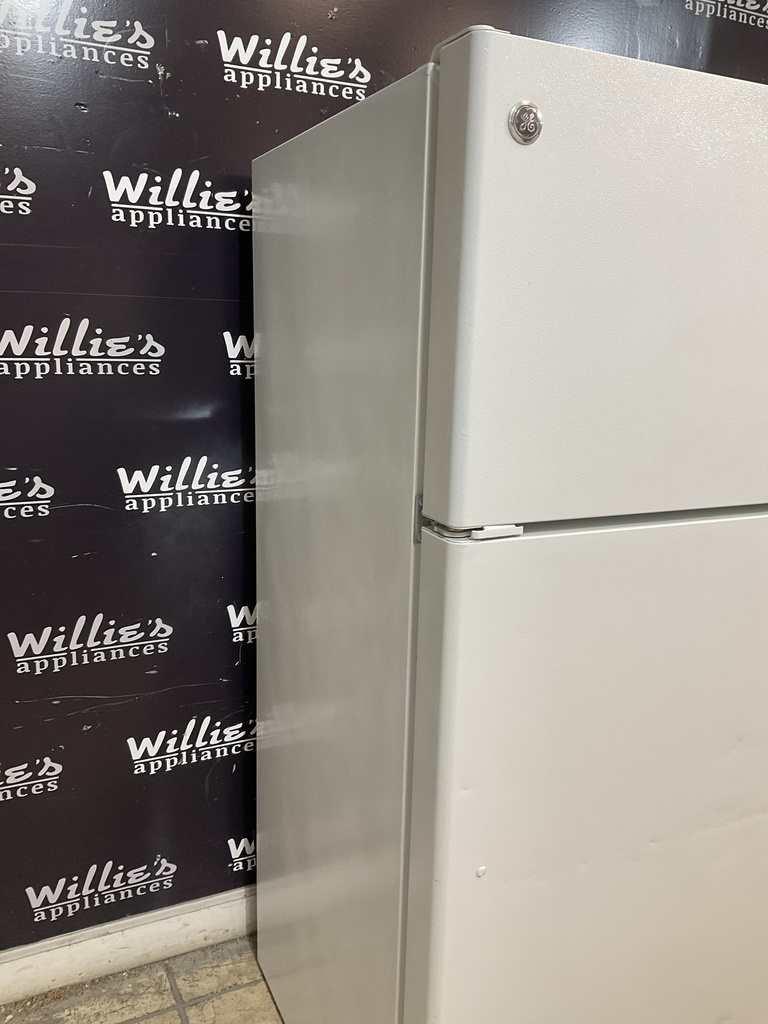 Ge Used Refrigerator Top and Bottom 28x61 1/2” (White) 