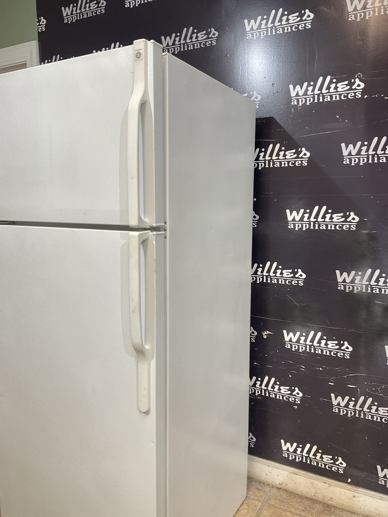 Ge Used Refrigerator Top and Bottom 28x67 1/2” (white)