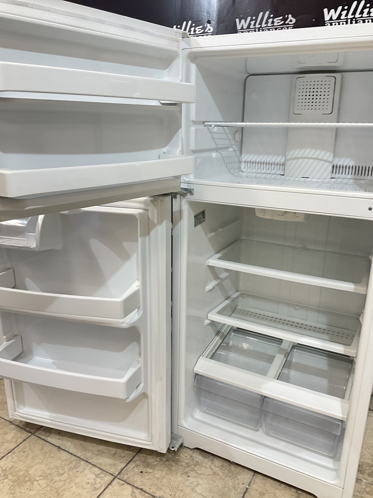 Ge Used Refrigerator Top and Bottom 28x61 1/2” (white) 