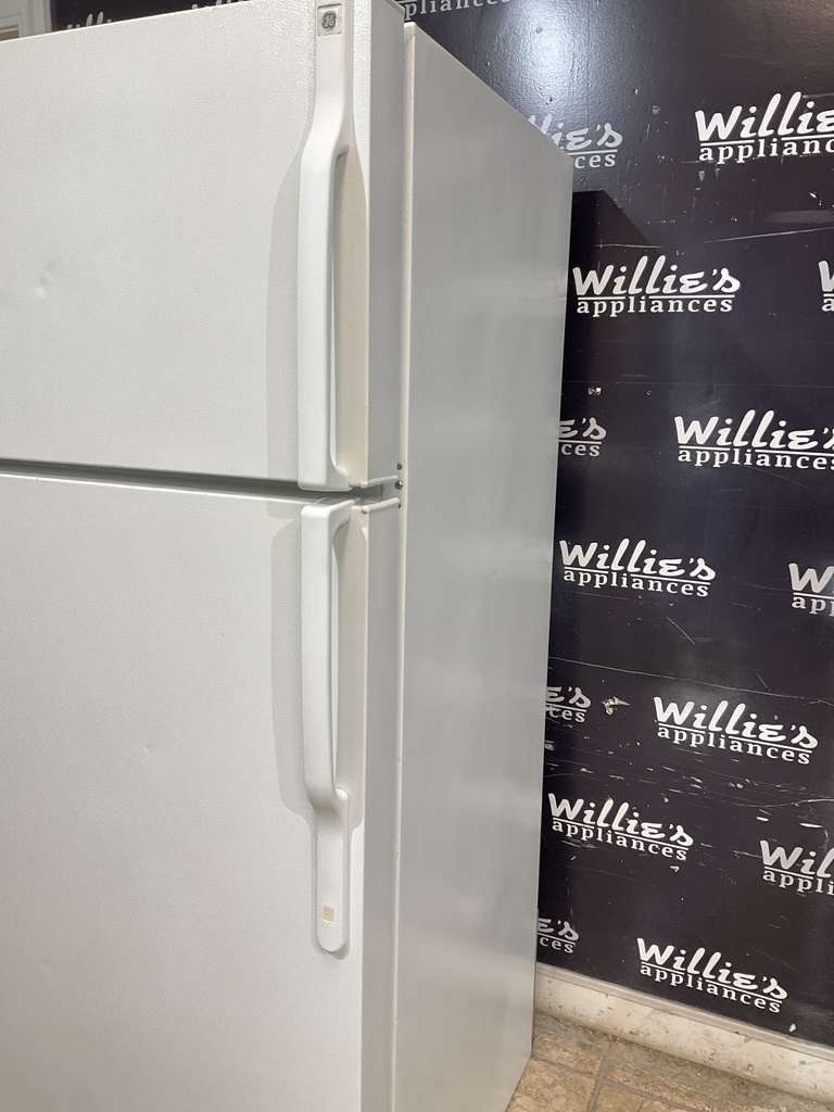 Ge Used Refrigerator Top and Bottom 28x67 1/2” (White) 