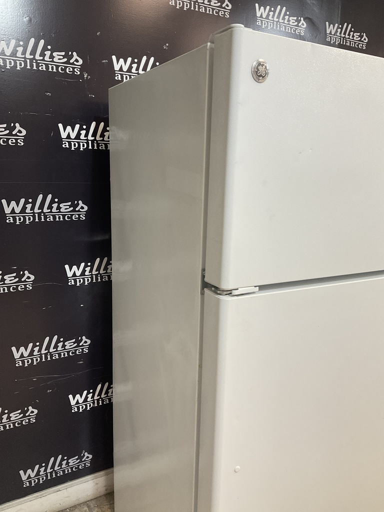 Ge Used Refrigerator Top and Bottom 28x64 1/2” (White) 